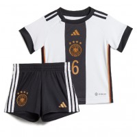 Billiga Tyskland Joshua Kimmich #6 Barnkläder Hemma fotbollskläder till baby VM 2022 Kortärmad (+ Korta byxor)